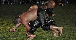 Kartal'da 26 yıl sonra pehlivanlar er meydanında kozlarını paylaştı