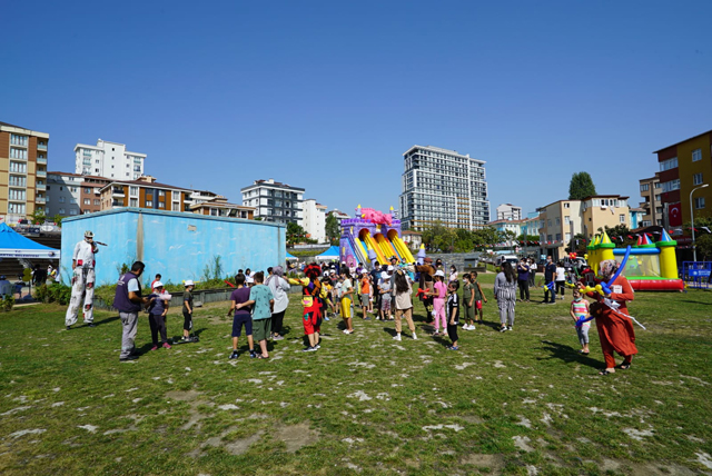 2021/08/1630328014_kartal-da_zafer_haftasi-nin_Ikinci_gununde_ceylan_ertem_ruzgari_esti_-1.jpg