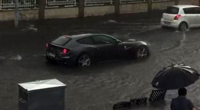 Milyonluk Ferrari su birikintisinde böyle mahsur kaldı