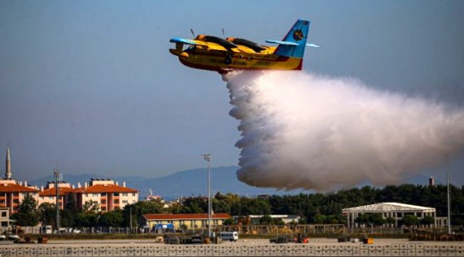 Bakan Pakdemirli'nin 'Motoruna kuşlar yuva yaptı' dediği yangın söndürme uçakları TEKNOFEST'te gösteri yaptı