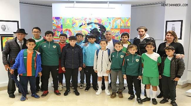 Maltepe'de minik futbolculardan resim sergisi