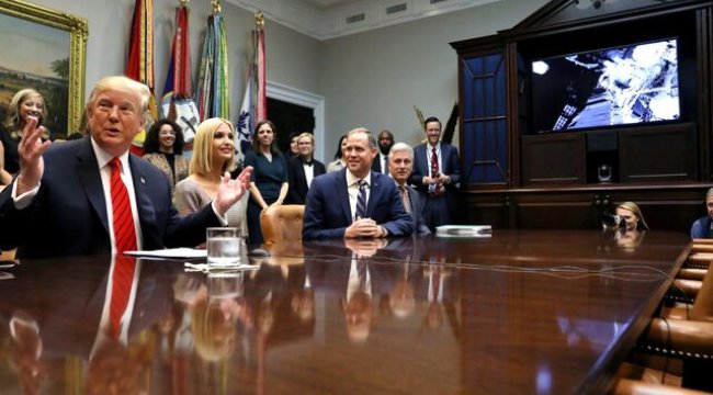 NASA'daki kadın astronotlardan bir ilk! Trump canlı yayınla bağlandı