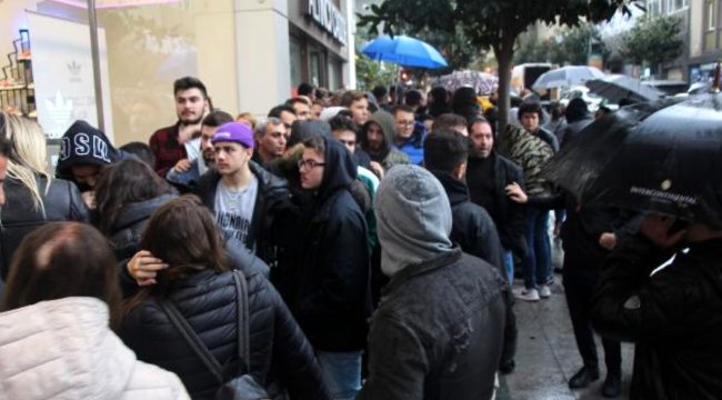 Bin liralık indirim için yağmura aldırış etmeden saatlerce sıra beklediler