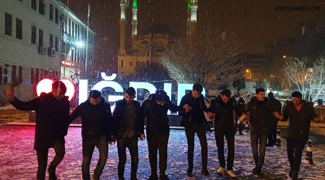 Iğdır'da mevsimin ilk kar yağışı altında halay çektiler