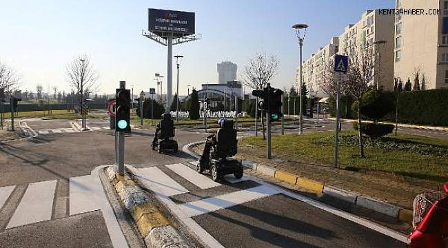 Öğrencilere akülü araçlarla uygulamalı trafik eğitimi veriliyor
