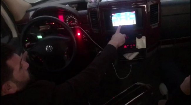 Seyir halindeyken okeye dönen sürücüyü yolcu affetmedi!