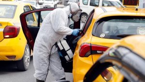 Kağıthane'de koronavirüs tedbirleri kapsamında taksiler dezenfekte edildi