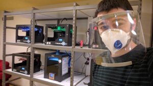 Kendi yaptığı Yazıcılarda Maske Üretiyor