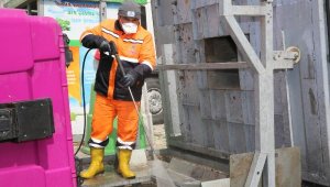 Başakşehir'de çöp konteynerleri dezenfekte ediliyor