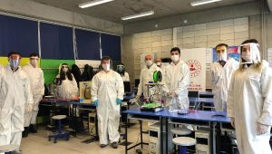 Öğretmenler, Sağlıkçılar İçin Siperlik Üretiuor