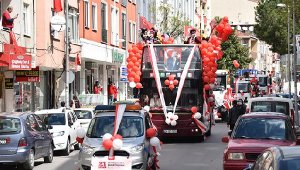 Başkan Yazıcı Çocuklar İçin Piyano Çaldı