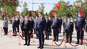 Başkan Gökhan Yüksel'den Atatürk Anıtı'na Çelenk