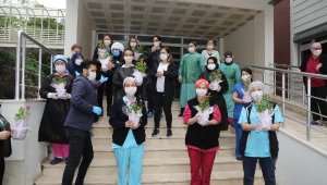 Sağlık çalışanlarına hastanede Anneler Günü süprizi