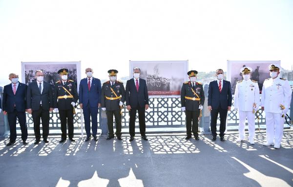 Galata Köprüsü'nde, 'Başkumandan Büyük Taarruzu Anlatıyor'