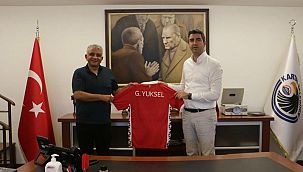 Moldova Milli Takım Teknik Direktöründen Başkan Gökhan Yüksel'e Forma Jesti