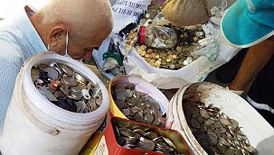 Aydın'da çöp evden bidonlarda para bulundu