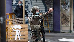 Paris'te bıçaklı saldırı