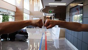 Corona bulaştırmada yeni trend: Yumruk tokuşturma