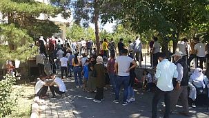 COVID-19 polikliniğindeki test kuyruğu isyan ettirdi