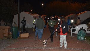 İzmirliler geceyi sokakta geçirdi