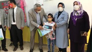 Sancaktepe'de ihtiyaç sahibi çocuklara tablet dağıtıldı