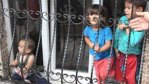 Suriyeli çocuklar evde mahsur bırakıldı
