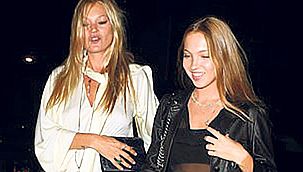 Top modellik için kızını eğitiyor