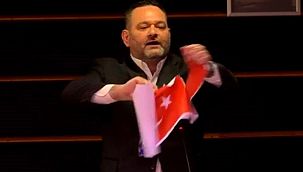 Türk bayrağını yırtan Yunan tutuklandı