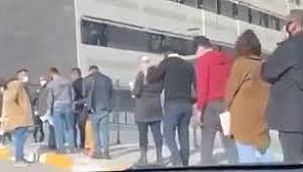 Devlet hastanesinde metrelerce Covid-19 test kuyruğu