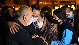 Rıza Bey Apartmanı önünde toplandılar...