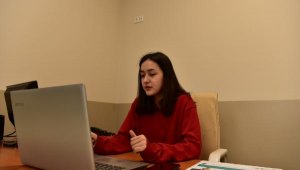 17 yaşındaki Şevval velilere dijital seminer veriyor
