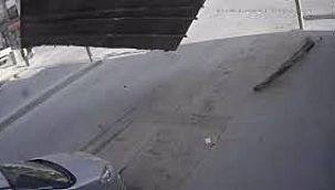 Fırtınada çatı uçtu… Son anda kurtuldu