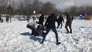 Esenler'de Afrikalı Öğrencilerle Kar Etkinliği