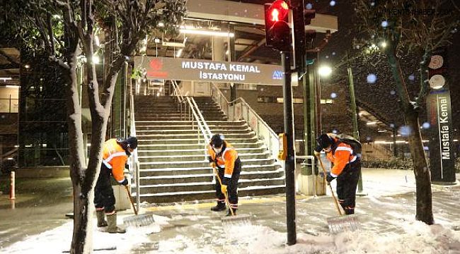 Küçükçekmece'de Yoğun Kar Mesaisi Gece Boyunca Devam Etti