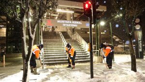 Küçükçekmece'de Yoğun Kar Mesaisi Gece Boyunca Devam Etti