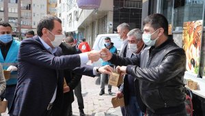 İstanbul'da Baharın Gelişi Fesleğen Dağıtılarak Kutlandı