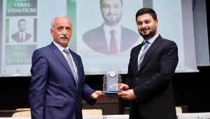 Başkan Öztekin 'Yılın En İyi Yerel Yöneticisi' Ödülünü Aldı