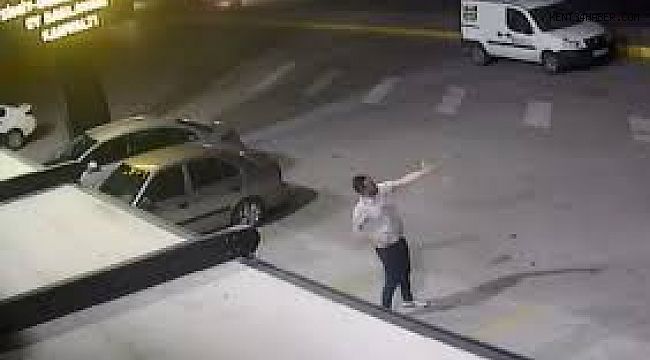 Yaktığı havai fişek elinde patladı