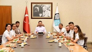 Başkan Akpolat “Engelsiz Sanat Topluluğu Sporcuları” ile Bir Araya Geldi