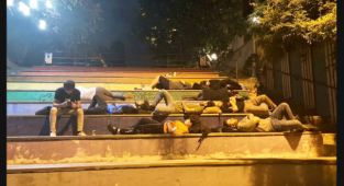 Öğrenciler Parkta Sabahlamaya Devam Ediyor!