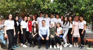 Bahçelievler'de Üniversite Kazanan Öğrencilere Bin 200 Lira Destek
