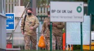 Britanya'da Askerler Benzin Dağıtımına Başladı