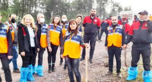 Kartal Belediyesi Ekipleri Fidanları Toprakla Buluşturdu