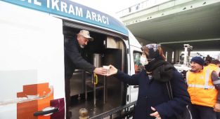 Kartal Belediyesi’nden Vatandaşlara Sıcak Çorba ve Çay İkramı