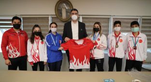 Başkan Gökhan Yüksel Ödüllü Sporcularla Bir Araya Geldi