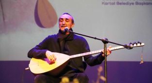 Cengiz Özkan, Aşık Veysel’in Eserlerini Kartal’da Seslendirdi