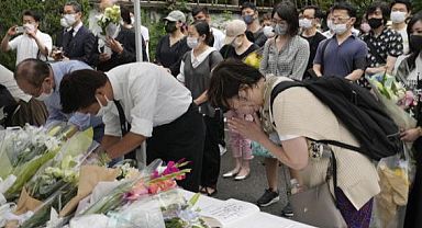 Abe'ye Devlet Cenazesi Düzenlenmesini Protesto Eden Adam Kendini Ateşe Verdi