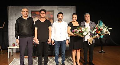 ‘Güldüren Cabize’ Adlı Tiyatro Oyunu, İzleyenleri Kahkahaya Boğdu