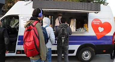 Üniversite Öğrencileri, Kartal Belediyesi’nin İkramları ile Güne Sıcak Başlıyor