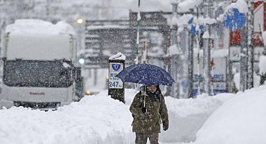 Japonya'da Kar Esareti: Yüzlerce Araç Yollarda Mahsur Kaldı